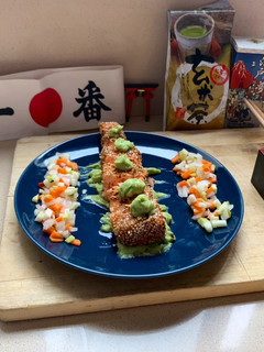 Una foto de Tataki de salmón acompañado de salsa de aguacate y encurtidos