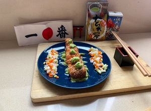 Una foto de Tataki de salmón acompañado de salsa de aguacate y encurtidos