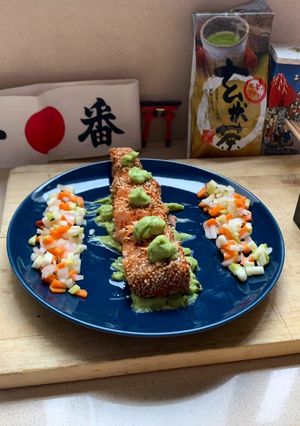 Una foto de Tataki de salmón acompañado de salsa de aguacate y encurtidos