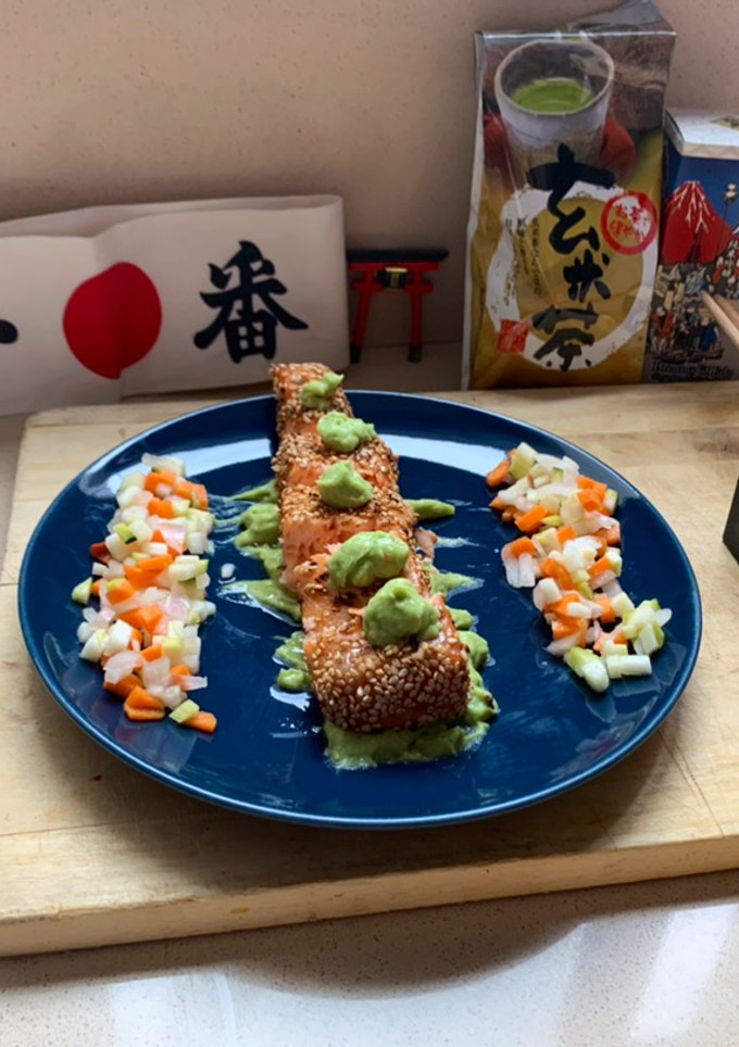 Una foto de Tataki de salmón acompañado de salsa de aguacate y encurtidos