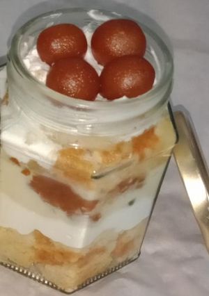 A picture of Gulab jamun rabdi fusion jar cake.