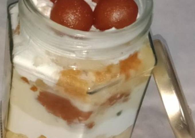 Gulab jamun rabdi fusion jar cake