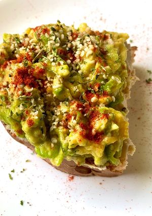รูปของ Avocado hummus toast ขนมปังปิ้งฮัมมุส อะโวคาโด วีแกน