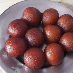 A picture of Gulab Jamun.
