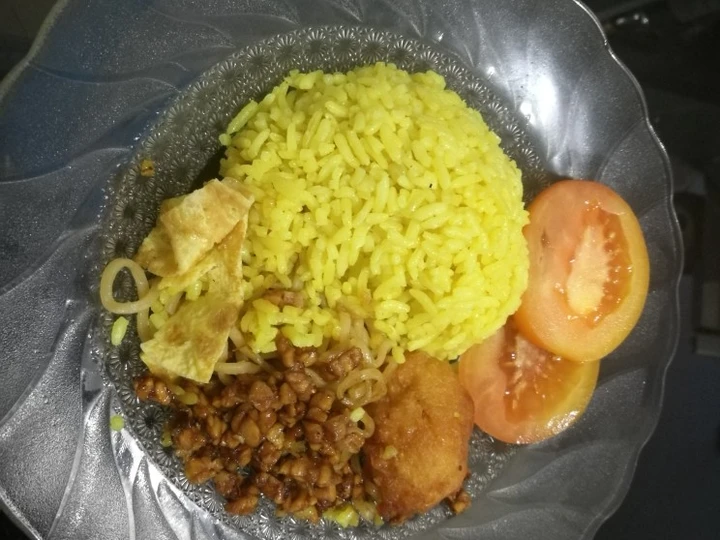 Langkah Gampang Menyiapkan Resep  Nasi Kuning Praktis yang Sempurna, Menggugah Selera