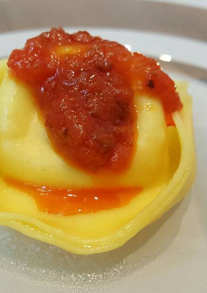 Una foto de Tortellini con salsa de tomate napolitana