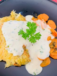 Tormás-citromos lazac 🐟krumplitakaróval 🥔, vajas répával 🥕és tejszínes mártással recept fotója