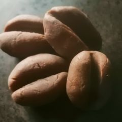A picture of Coffee Bean shaped coffee pedas.