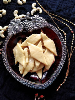 काजू कतली (kaju katli recipe in Hindi) रेसिपी मुख्य फोटो