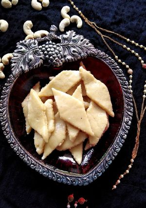 काजू कतली (kaju katli recipe in Hindi) रेसिपी मुख्य फोटो