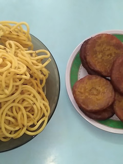 அதிரசம் & தேன்குழல் முறுக்கு (Athirasam & thenkuzhal murukku recipe in tamil) செய்முறை முக்கிய புகைப்படம்