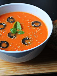 Una foto de Sopa de tomate y albahaca