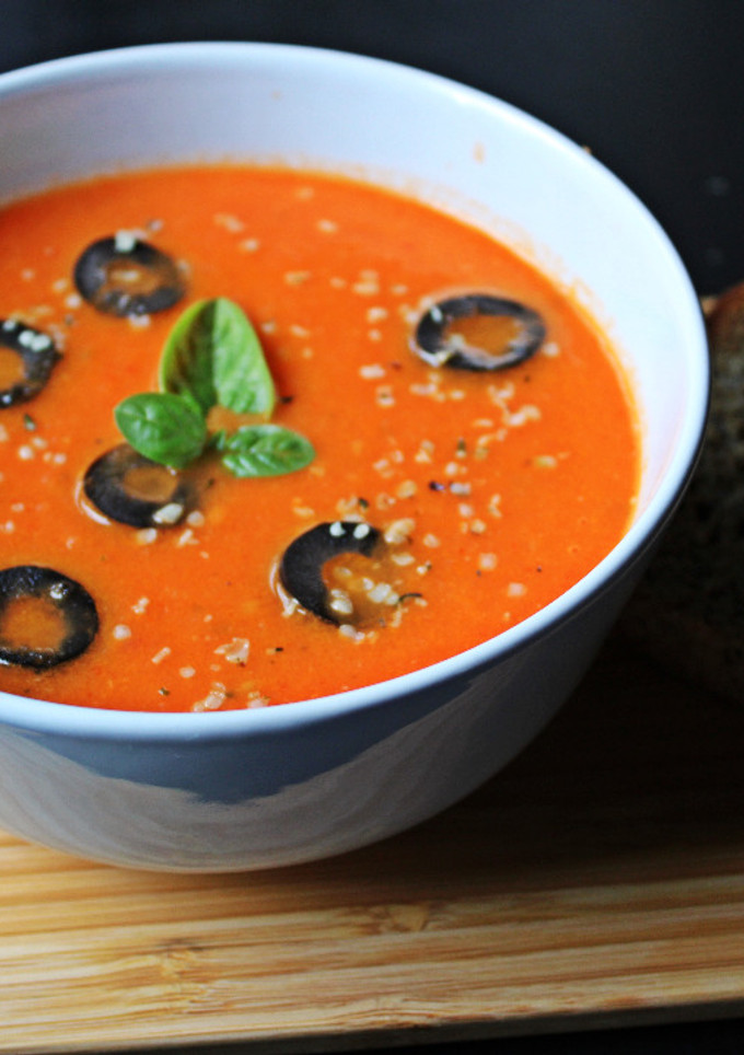 Una foto de Sopa de tomate y albahaca