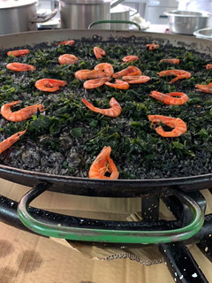 Una foto de Arroz negro con algas wakame