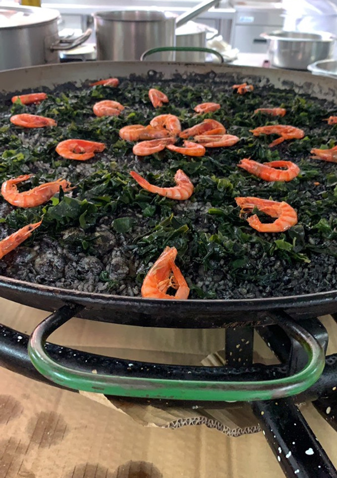 Una foto de Arroz negro con algas wakame