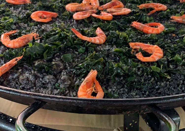Arroz negro con algas wakame