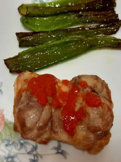 Una foto de Pollo con pimientos y mojo rojo, en airfryer