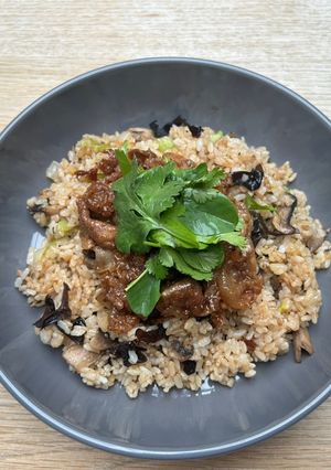 蒜香奶油木耳洋蔥肉片燒肉飯 的食譜成品照片