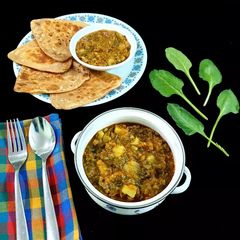 A picture of Palak Aloo ki sabzi.