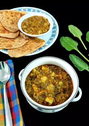A picture of Palak Aloo ki sabzi.