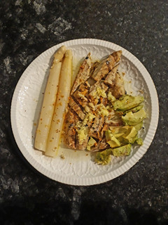 Una foto de Caballa con aguacate, espárragos al limón y jengibre
