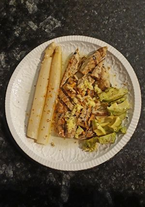 Foto principal de Caballa con aguacate, espárragos al limón y jengibre
