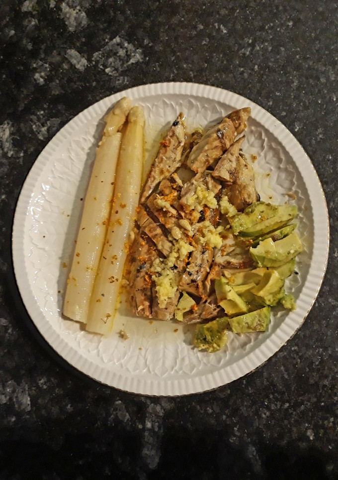 Una foto de Caballa con aguacate, espárragos al limón y jengibre