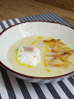 Una foto de Crema de espárragos blancos y huevo flor con mousse de pato