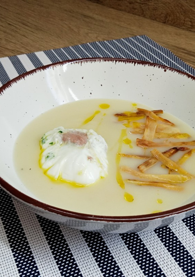 Una foto de Crema de espárragos blancos y huevo flor con mousse de pato