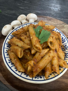 मशरूम पास्ता इन रेड सॉस (Mushroom pasta in red souce recipe in hindi) रेसिपी मुख्य फोटो