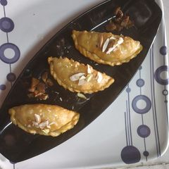 A picture of Anjeer and dry fruit gujiya.