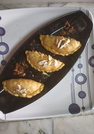 A picture of Anjeer and dry fruit gujiya.