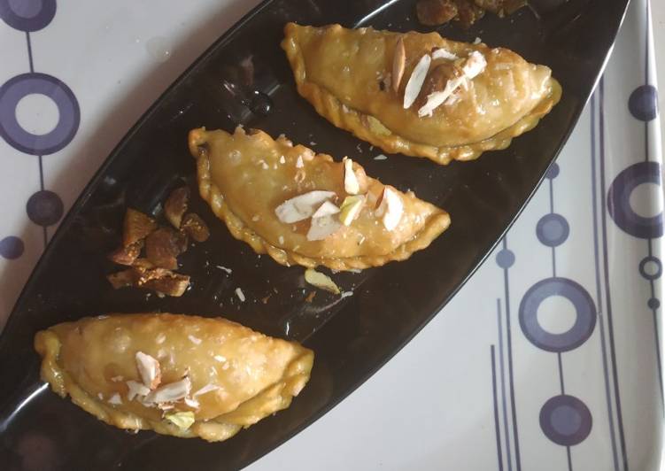 Anjeer and dry fruit gujiya