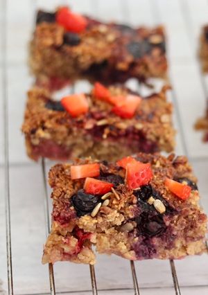 A picture of Berries oat baked tray.