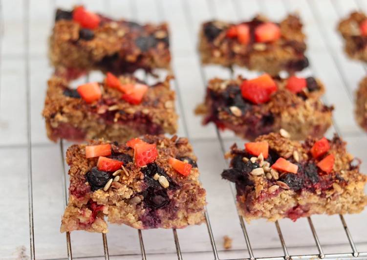 Recipe of Award-winning Berries oat baked tray