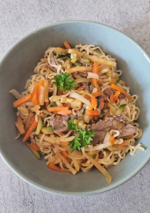 Une photo de Nouilles sautées au bœuf et aux légumes