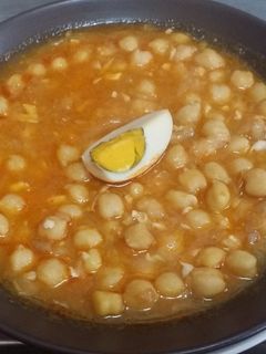 Una foto de Garbanzos Estofados al Huevo