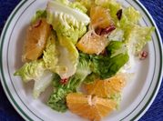 Una foto de ensalada dulce con lechuga