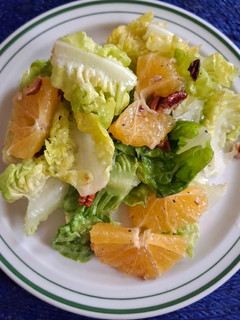 Una foto de Ensalada de lechuga con naranja y nuez