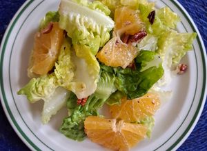 Una foto de Ensalada de lechuga con naranja y nuez