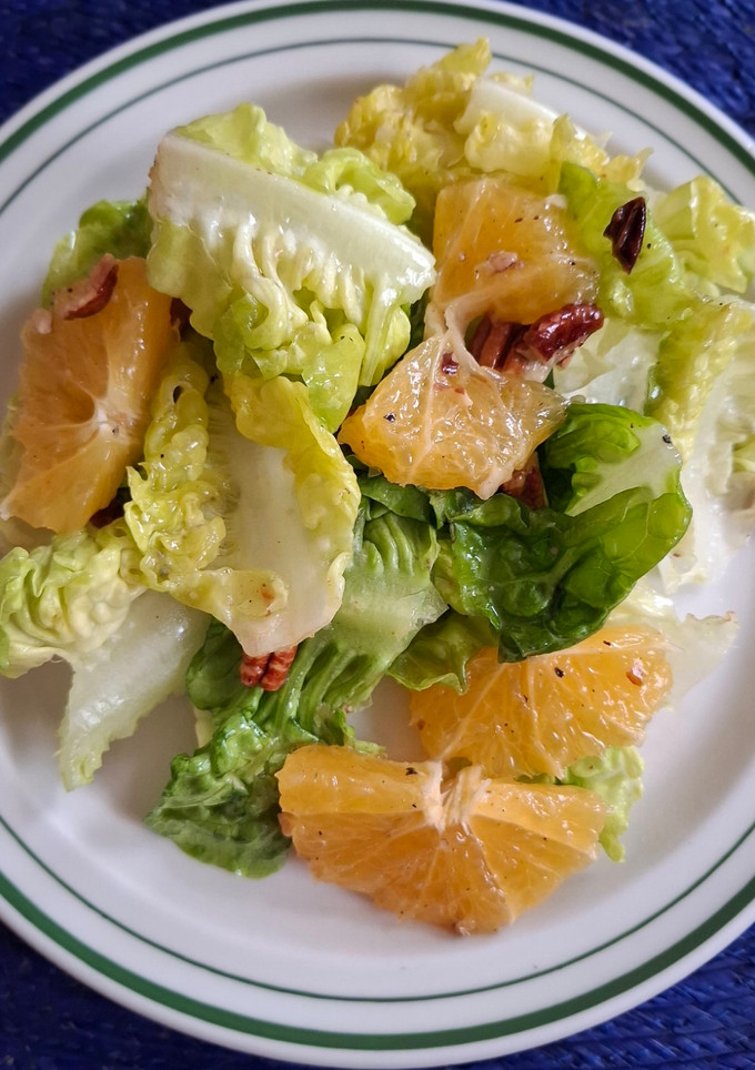 Una foto de Ensalada de lechuga con naranja y nuez