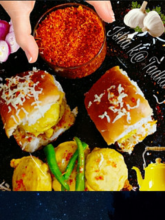 आमची वडा पाव (Vada Pav Recipe In Hindi) रेसिपी मुख्य फोटो