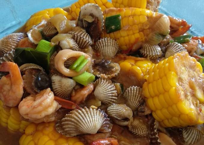 Mudah Banget Membuat Resep Seafood (cumi, kerang darah, udang)mix jagung bumbu saos tiram