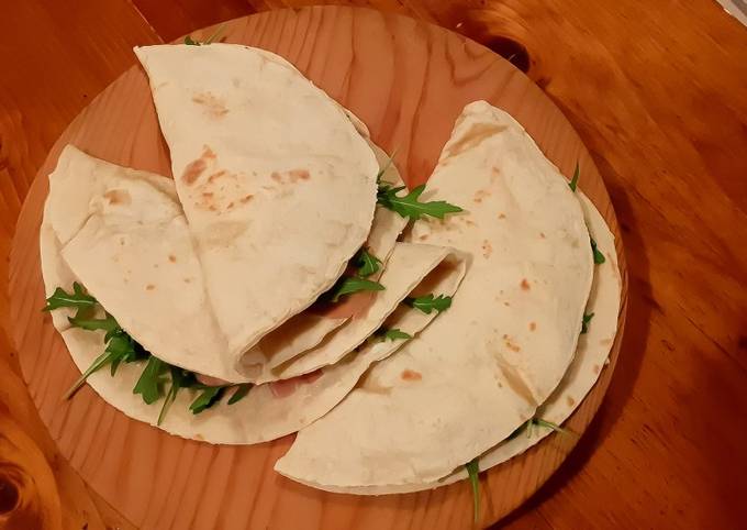 PIADINA AL PROSCIUTTO CRUDO, RUCOLA E SQUACQUERONE