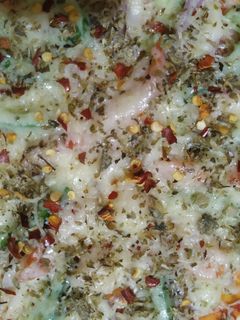 ஸ்பைசி வெஜிடபிள் பீட்ஸா (Spicy vegetable pizza recipe in tamil) செய்முறை முக்கிய புகைப்படம்
