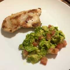 Una foto de Pollo asado y ensalada de aguacate