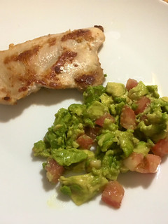 Una foto de Pollo asado y ensalada de aguacate