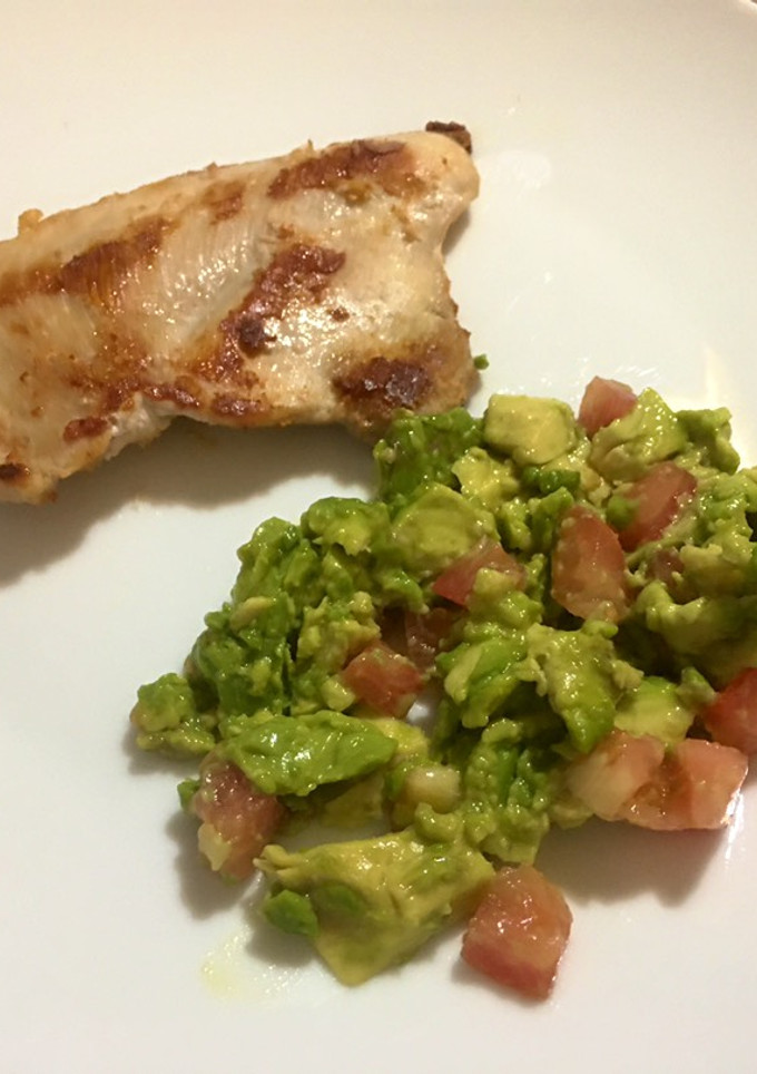 Una foto de Pollo asado y ensalada de aguacate