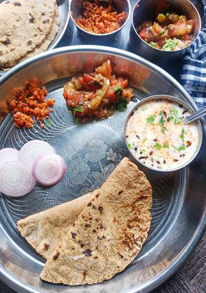 जौ की रोटी और बैंगन भरता Jau Ki Roti Baingan Bharta रेसिपी मुख्य फोटो