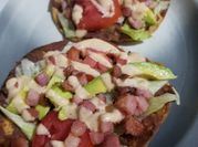 Una foto de chuleta en salsa chipotle